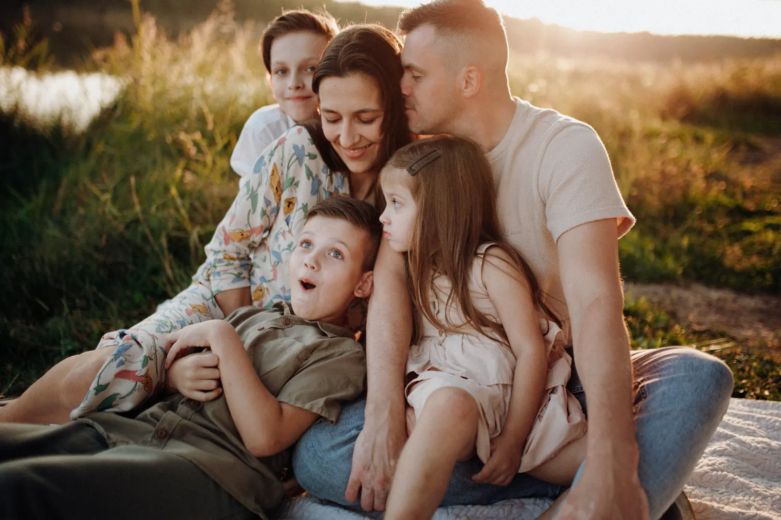 Família comemorando a conquista do bem próprio