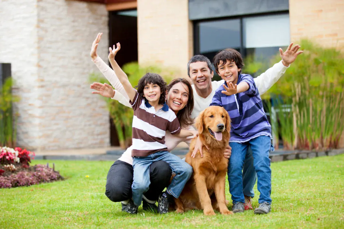 Família em frente à casa própria